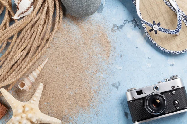 Kamera, tengeri csillag és papucs — Stock Fotó