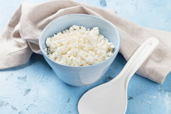 Queijo de coalhada na tigela, colher e toalha — Fotografia de Stock