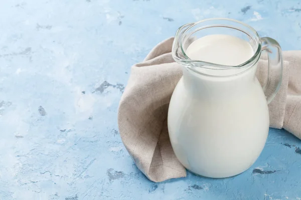 Melkkannetje en handdoek — Stockfoto