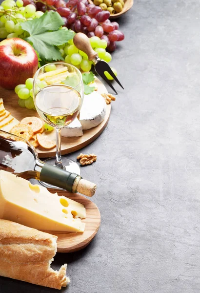 Şarap, üzüm, peynir ve bal — Stok fotoğraf