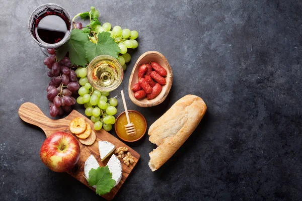 Vino, uva, queso, salchichas —  Fotos de Stock