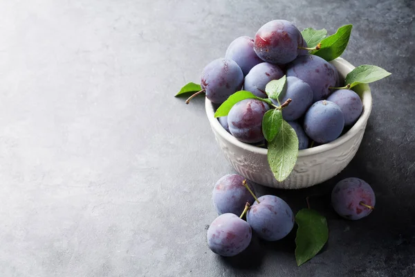 Garden plums in bowl — Stock Photo, Image