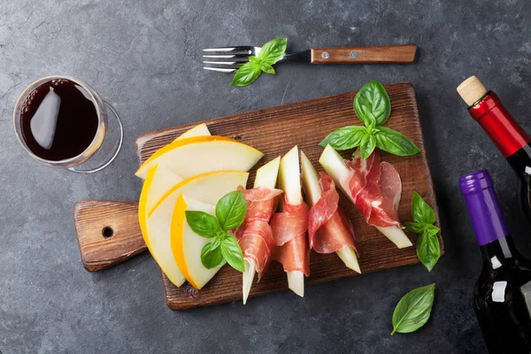 Melone fresco con prosciutto e basilico — Foto Stock