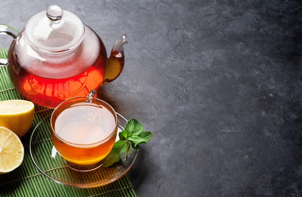 Teetasse, Teekanne und Zitrone — Stockfoto