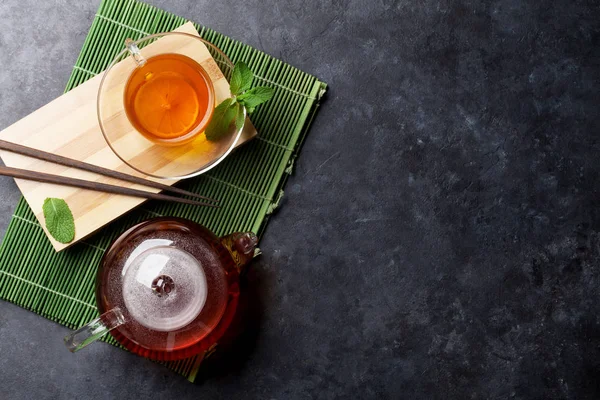 Taza de té, tetera y palillos — Foto de Stock