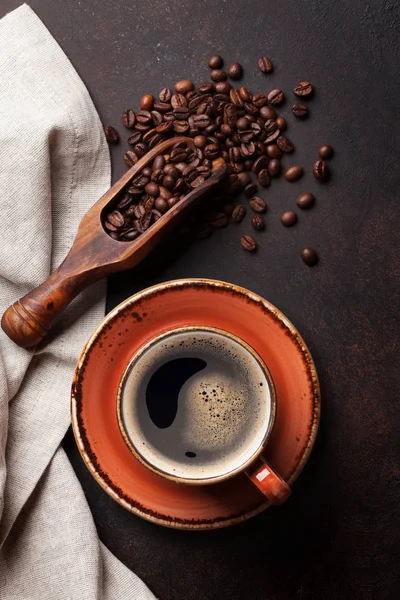 Tazza da caffè sul vecchio tavolo da cucina — Foto Stock