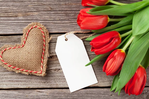 Rode tulpen en Valentijnsdag hart — Stockfoto