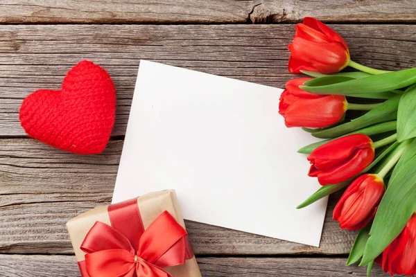 Tulipanes, caja de regalo y tarjeta de felicitación — Foto de Stock