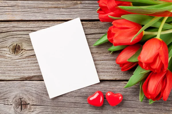 Tulipes et carte de voeux pour la Saint-Valentin — Photo
