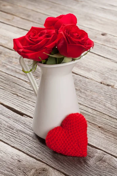 Rosas en jarra y corazón de San Valentín — Foto de Stock