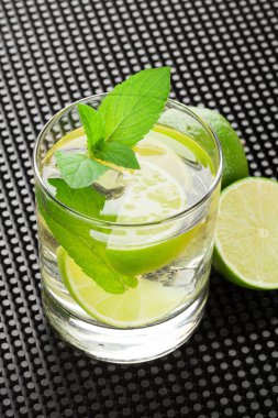 Mojito kokteyl ve kireç dilim 