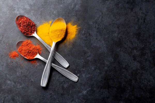 Spezie colorate in cucchiai — Foto Stock