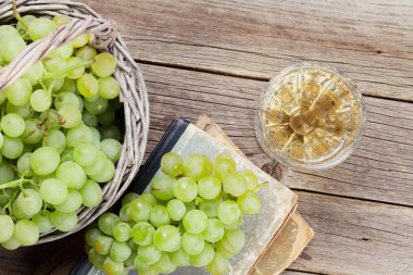 Beyaz şarap ve üzüm.