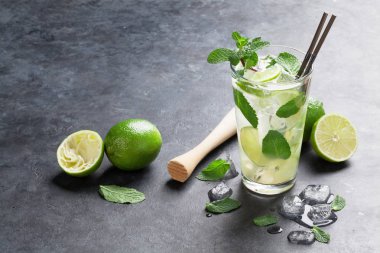 Mojito taş masanın üstüne kokteyl