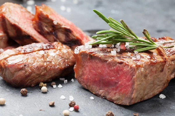 Grilované plátky hovězí steak — Stock fotografie