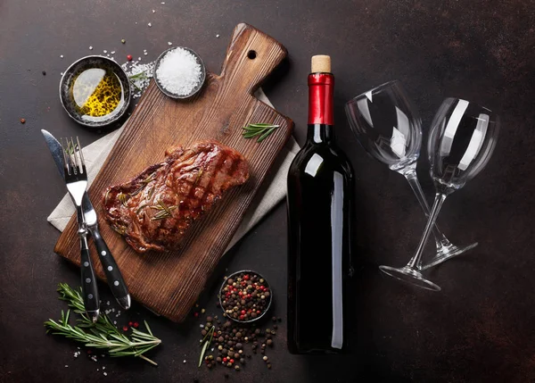 Stek wołowy z wino, zioła i przyprawy — Zdjęcie stockowe