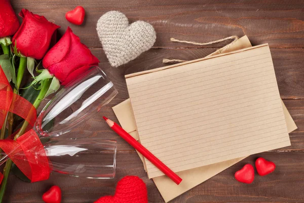 Valentines day brief, glazen en rozen — Stockfoto