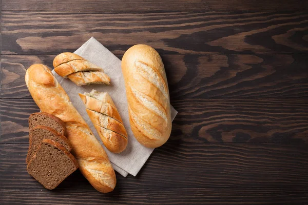 Färskt bröd på handduk — Stockfoto