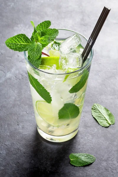 Mojito koktejl na kamenný stůl — Stock fotografie