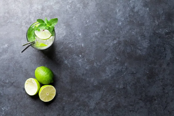 Cóctel Mojito sobre mesa de piedra —  Fotos de Stock