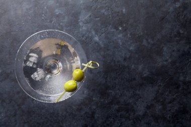 Martini taş masanın üstüne kokteyl