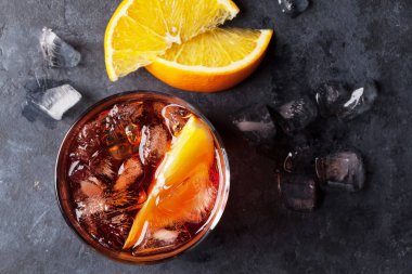 Negroni portakal dilimleri ile kokteyl
