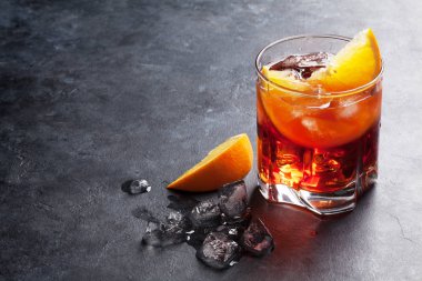Negroni portakal dilimleri ile kokteyl