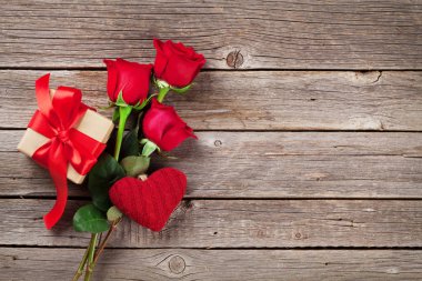 çiçek ve hediye kutusu