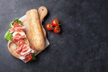 Sandviç salata, jambon ve mozzarella ile