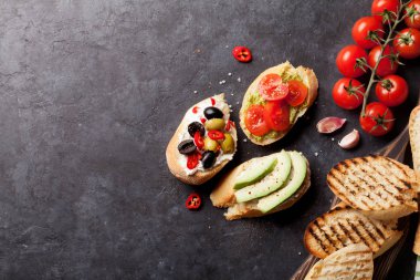 Avokado, domates ve zeytin ekmek sandviç 