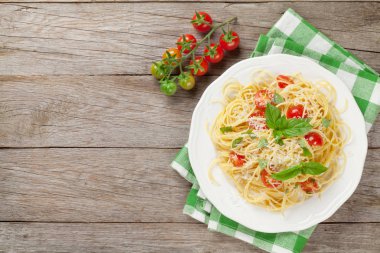 Spagetti makarna domates ve fesleğen ile