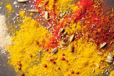 tablo üzerinde çeşitli baharatlar