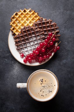 kahve ve çilek ile gözleme