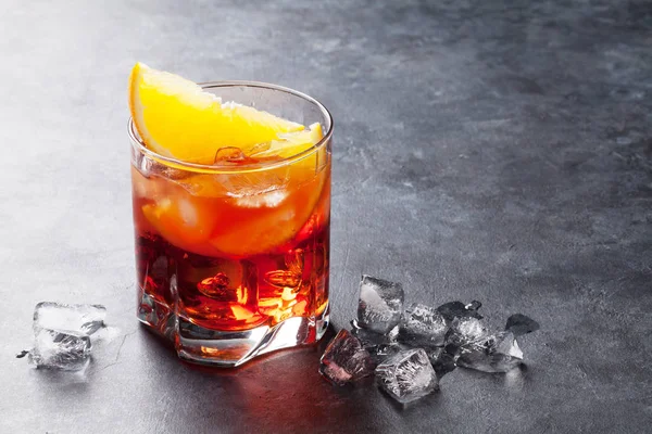 Negroni-Cocktail mit Orangenscheiben — Stockfoto
