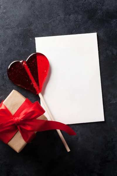 Kort, godis hjärta och present box — Stockfoto