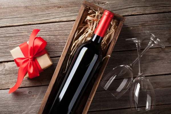 Şarap, gözlük ve hediye kutusu — Stok fotoğraf