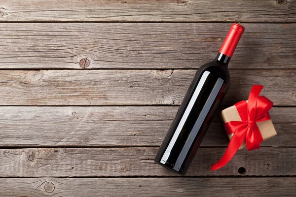 Vino tinto y caja de regalo — Foto de Stock