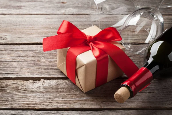 Вино и подарочная коробка — стоковое фото