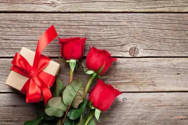 Flores e caixa de presente — Fotografia de Stock