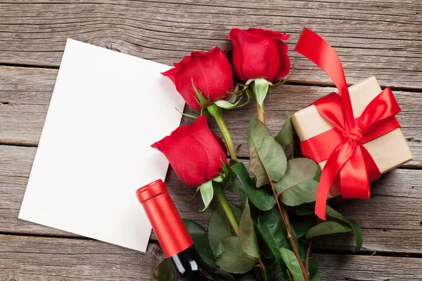 Τριαντάφυλλα, κρασί, κάρτα και δώρο πλαίσιο — Φωτογραφία Αρχείου