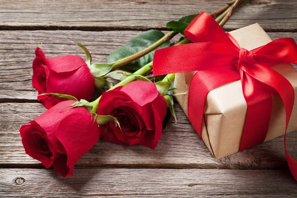 Fiori di rosa e confezione regalo — Foto Stock