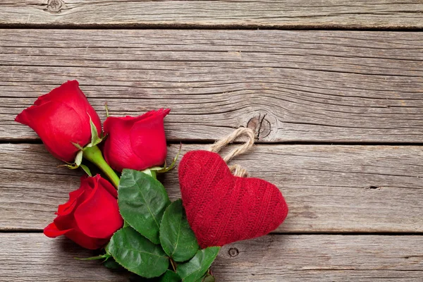 Červené růže a ručně vyráběné srdce — Stock fotografie