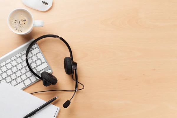 Koffie beker, hoofdtelefoon en pc — Stockfoto