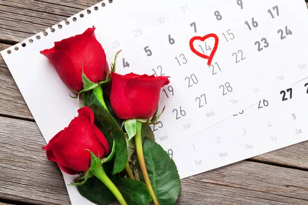 Flores de rosa sobre el calendario de febrero —  Fotos de Stock