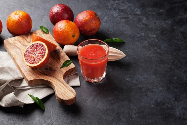 Свежие красные апельсины и сок — стоковое фото