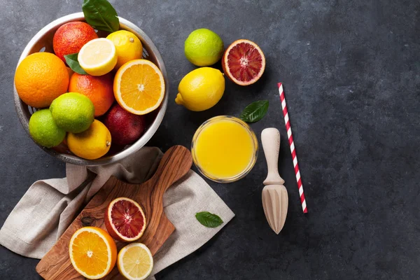 Свіжі стиглі цитрусові фрукти та сік — стокове фото