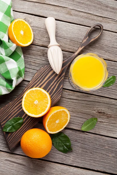 Naranjas frescas maduras y zumo —  Fotos de Stock