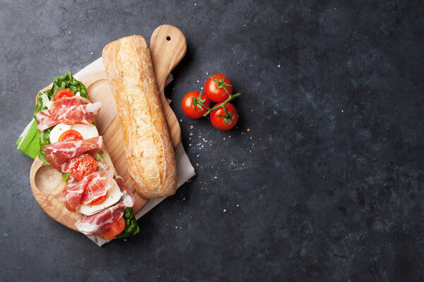 Sandwich with salad, prosciutto and mozzarella