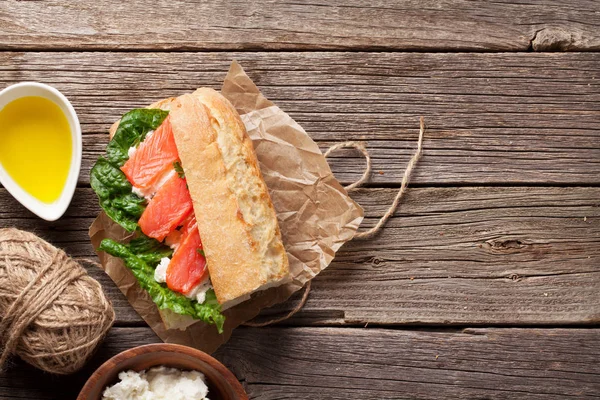 Sanduíche com salmão e salada romaine — Fotografia de Stock