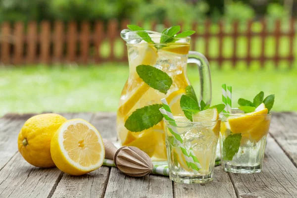 Limonada con limón, menta y hielo —  Fotos de Stock